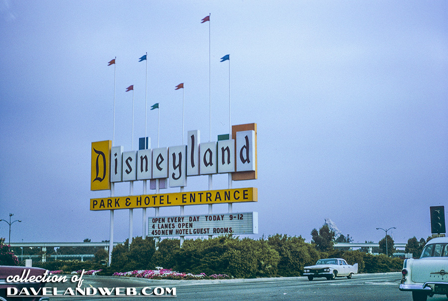 Davelandblog: Disneyland Entrance Sign Blow-out!